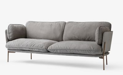 Graues Cloud Sofa von AndTradition, ein modernes 3-Sitzer Sofa mit weichen Kissen und Metallbeinen.